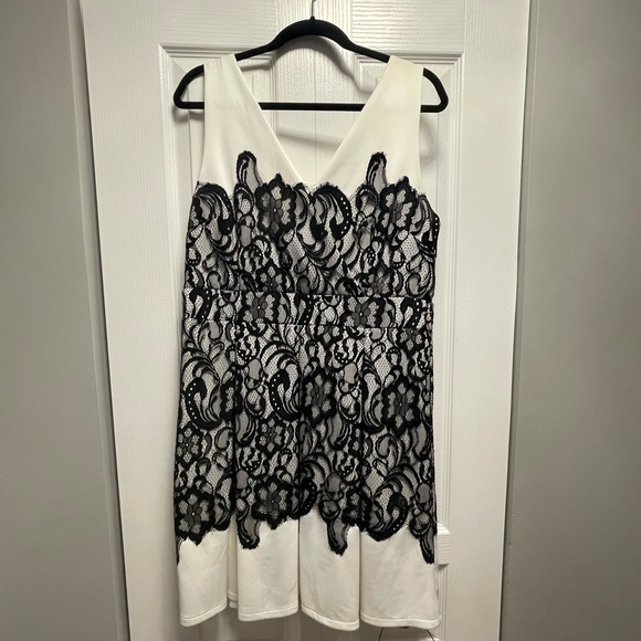 Gorgeous white Le Château dress with black lace overlay. Size XXL. - Picture 3 of 4